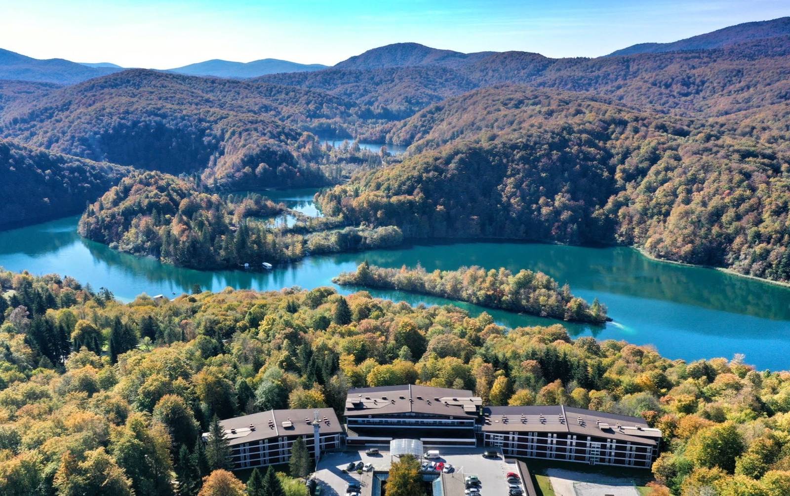 十六湖 Hotel Jezero 秋季空拍，後方是 Kozjak 湖