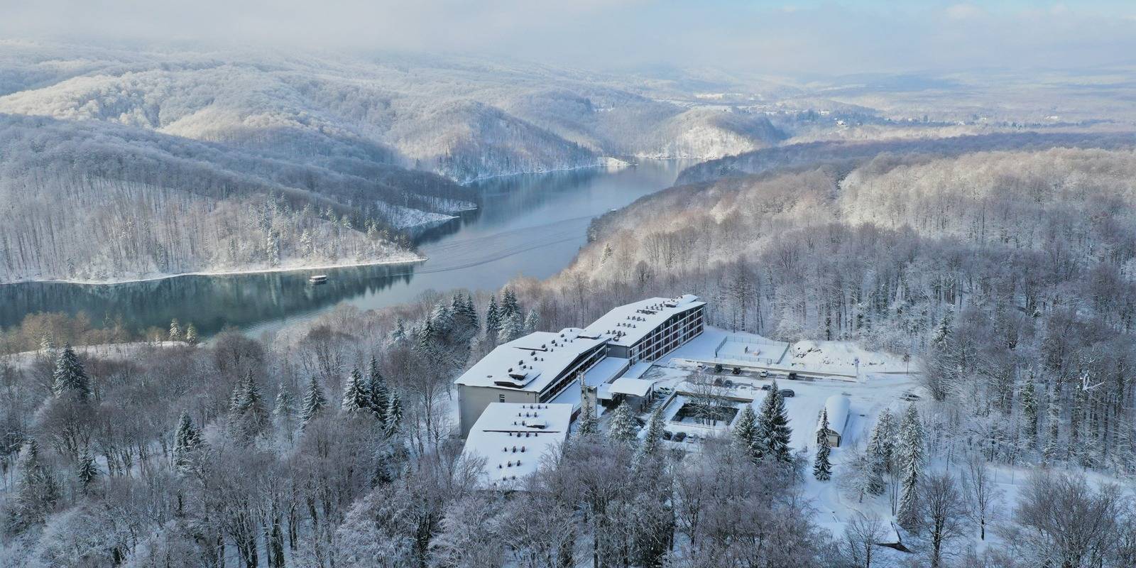 十六湖 Hotel Jezero 冬季雪景空拍與湖面