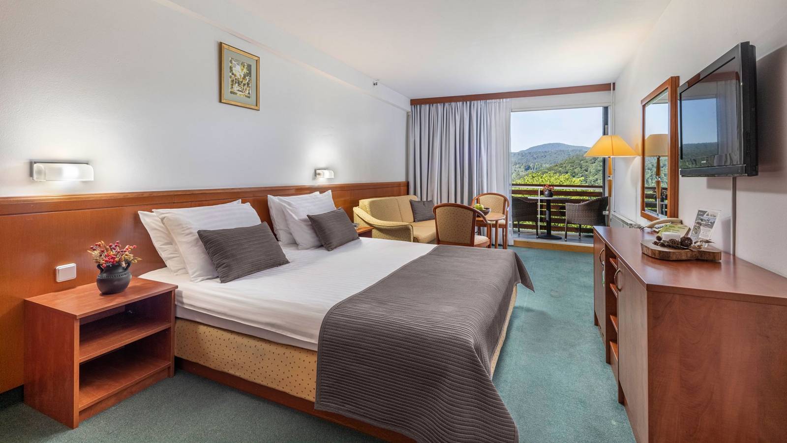 十六湖 Hotel Jezero 雙人客房與窗外山景