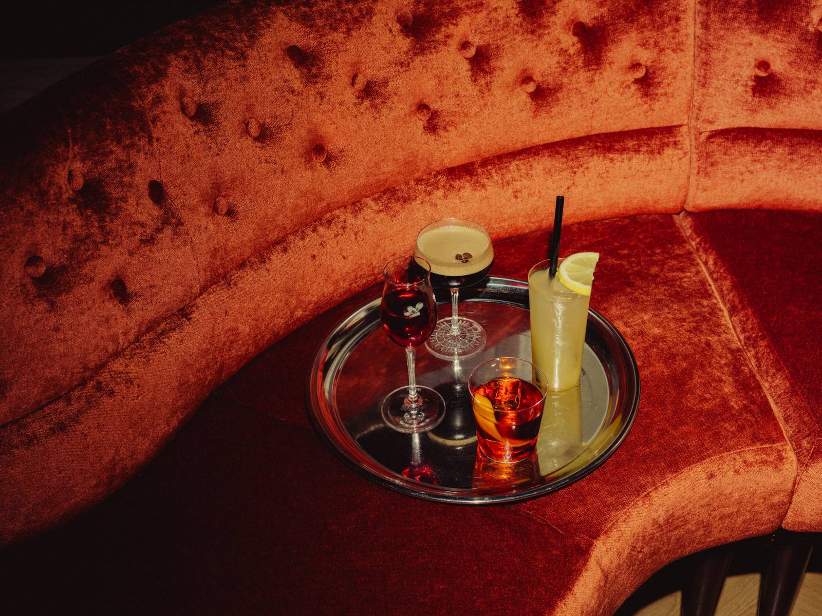 赫爾辛基 Hotel Kämp Kämp Bar 紅色絲絨座位上的調酒