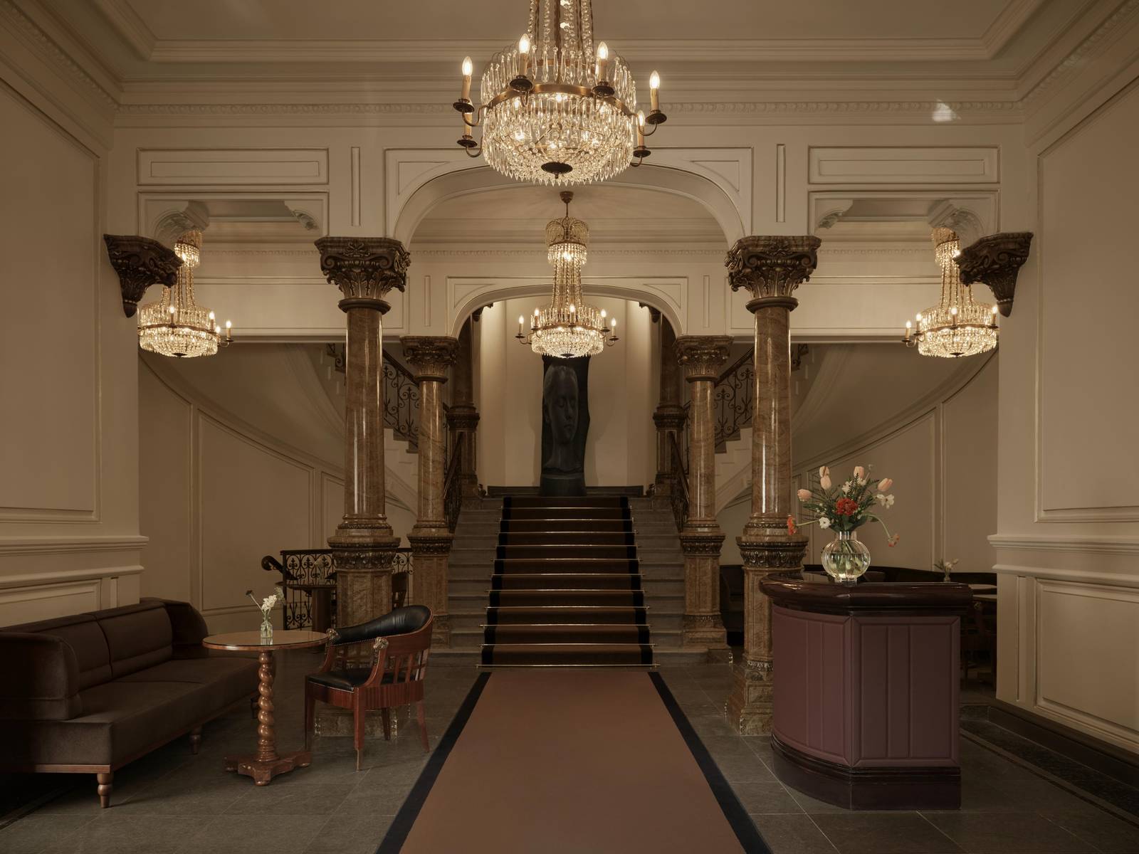赫爾辛基 Hotel Kämp 水晶吊燈與大理石階梯的大廳入口