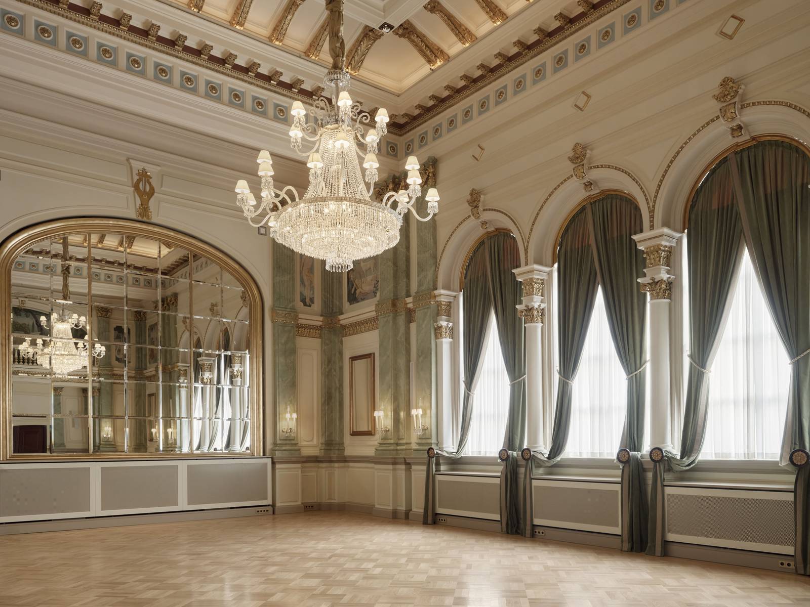 赫爾辛基 Hotel Kämp 鏡廳 Mirror Room 的拱窗、壁畫與水晶吊燈