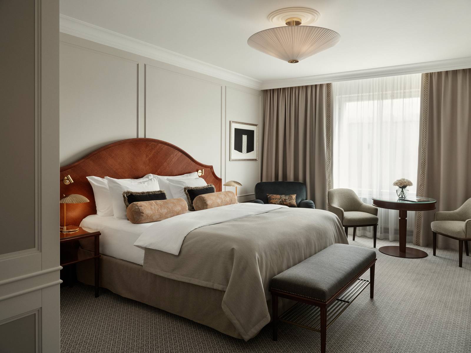 赫爾辛基 Hotel Kämp Deluxe 客房的大床與起居角落