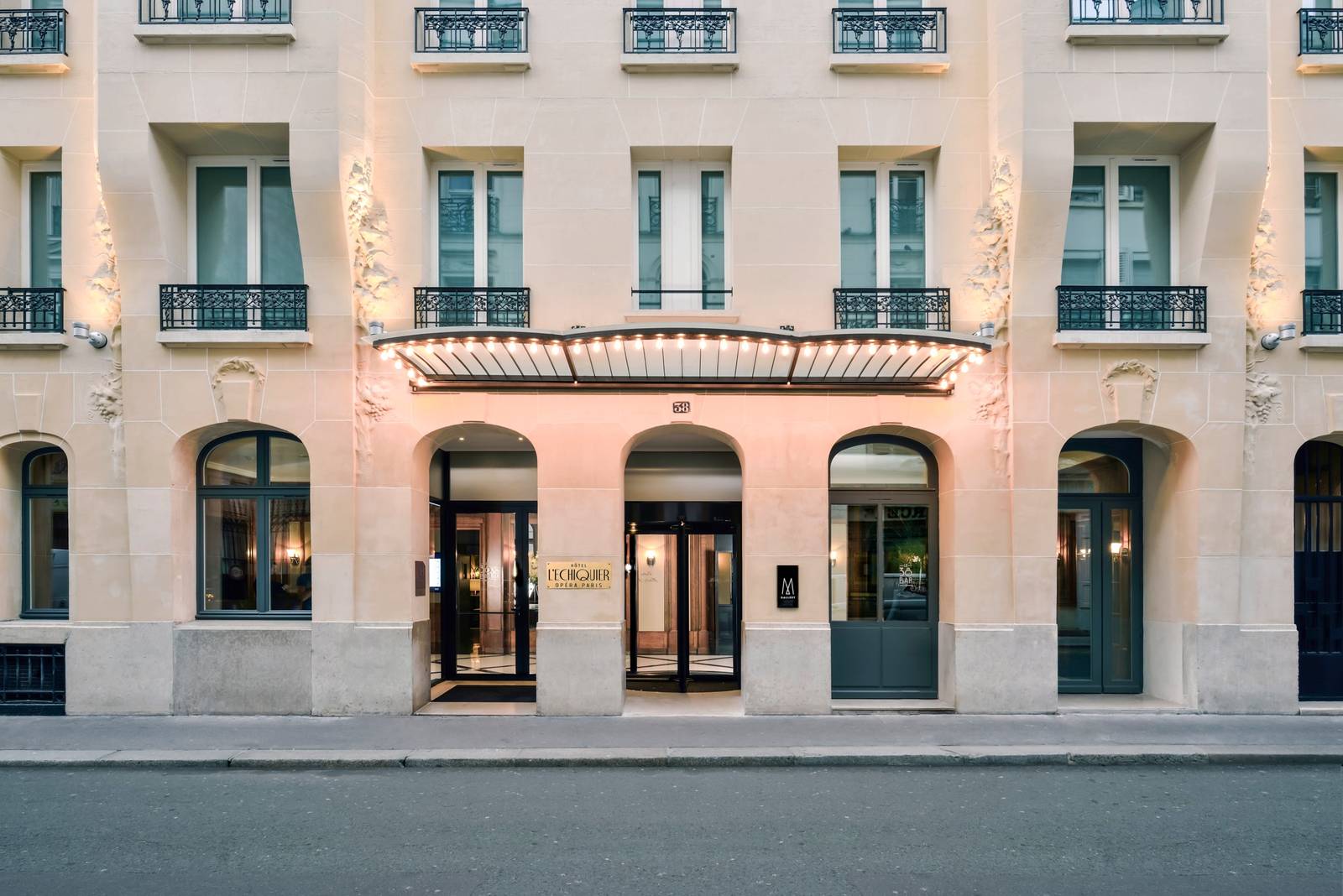 巴黎 L'Échiquier Opéra 酒店十九世紀石造立面與入口