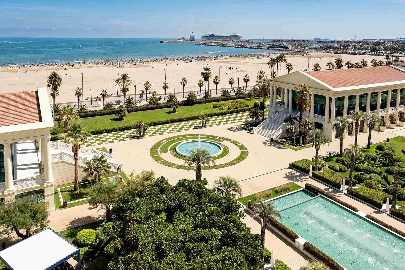 酒店前的 Las Arenas 海灘與歷史 Balneario 建築