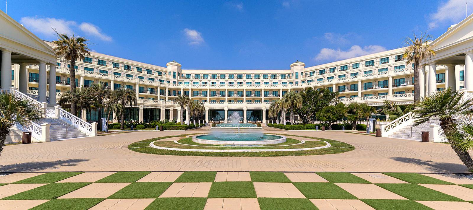 Las Arenas Balneario Resort 白色建築立面與中央花園噴泉