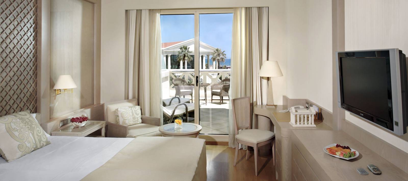 Las Arenas Balneario Resort 客房與露台海景