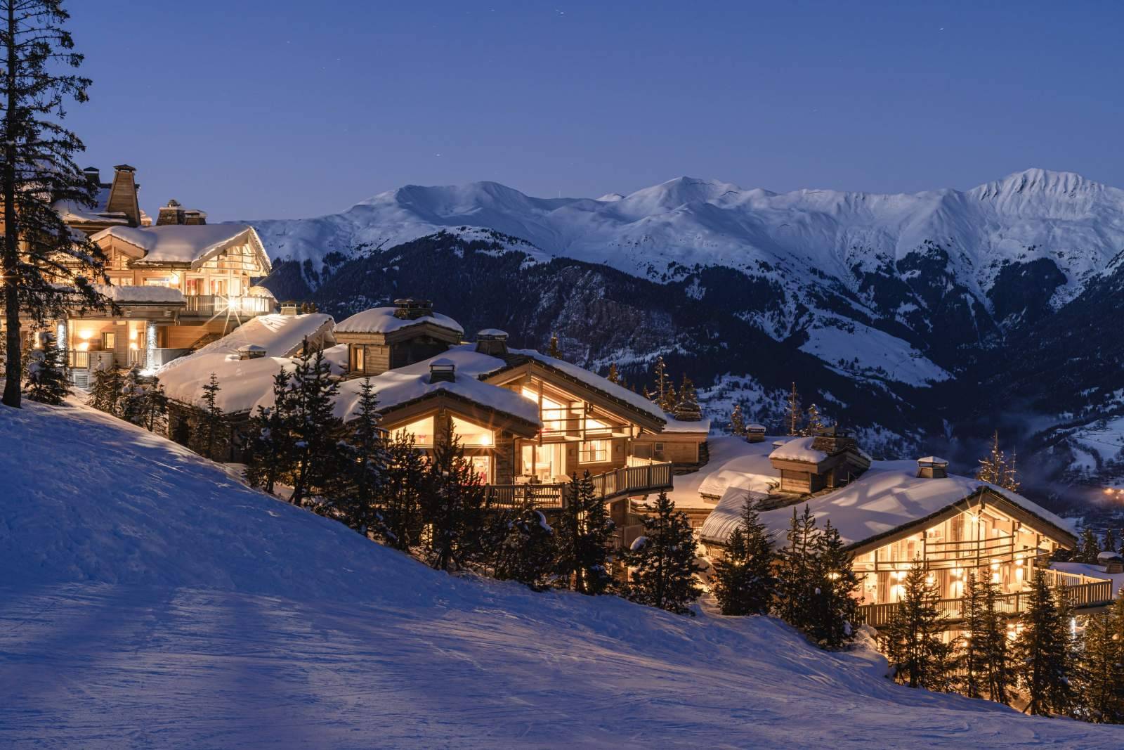 Le K2 Palace 雪地木屋群的夜景與庫榭維爾山景