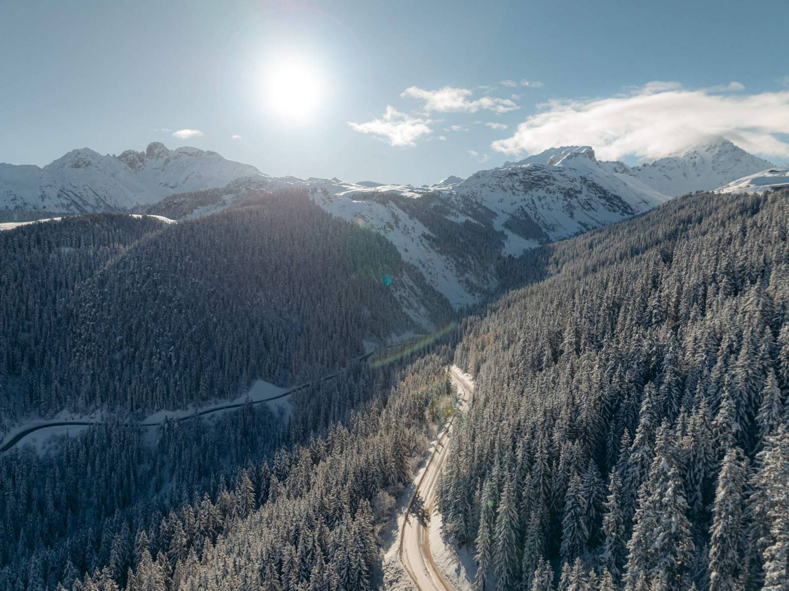 庫榭維爾雪季山谷與森林景色