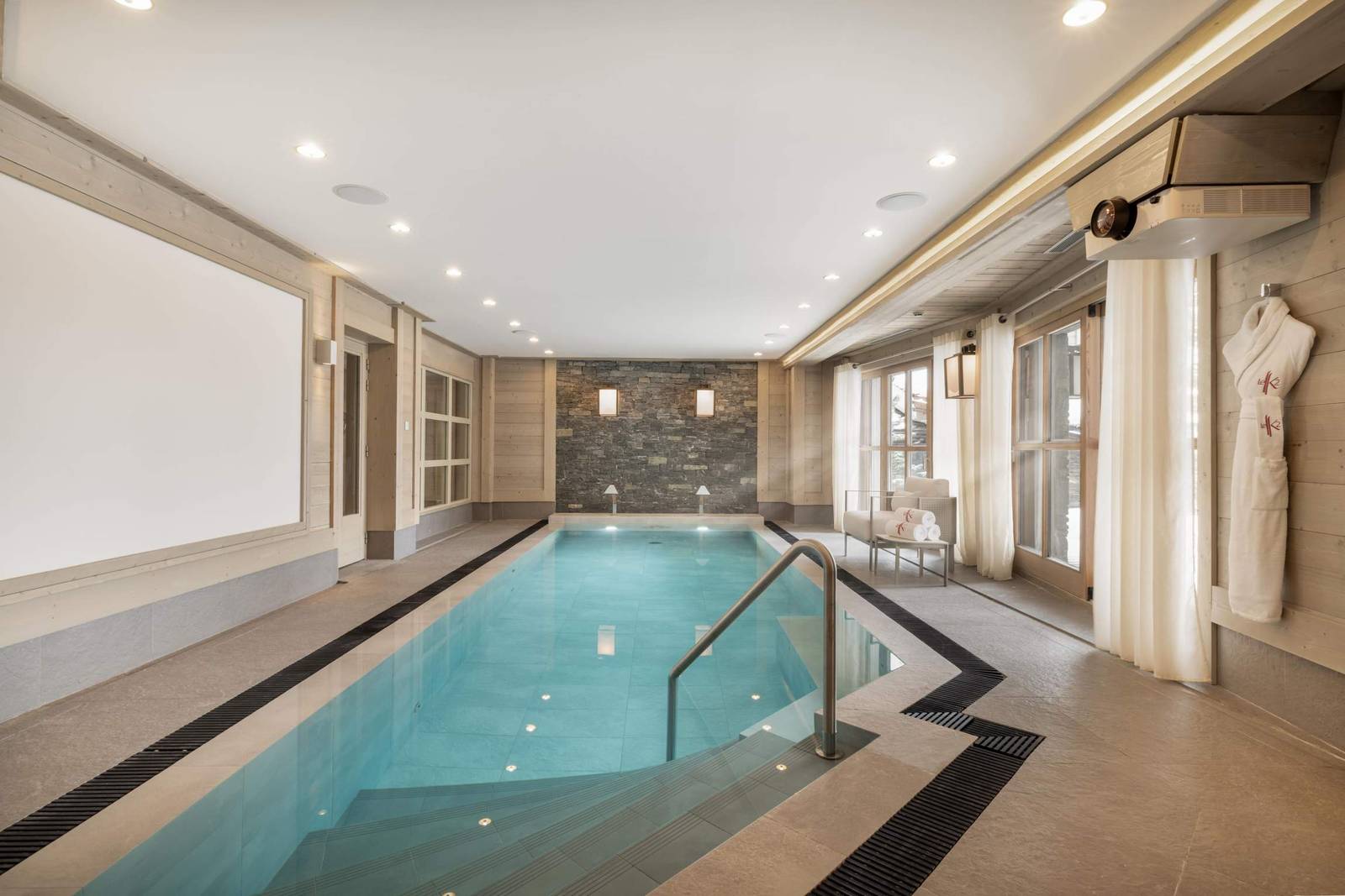 Le K2 Palace Abruzzes 私人木屋的室內泳池
