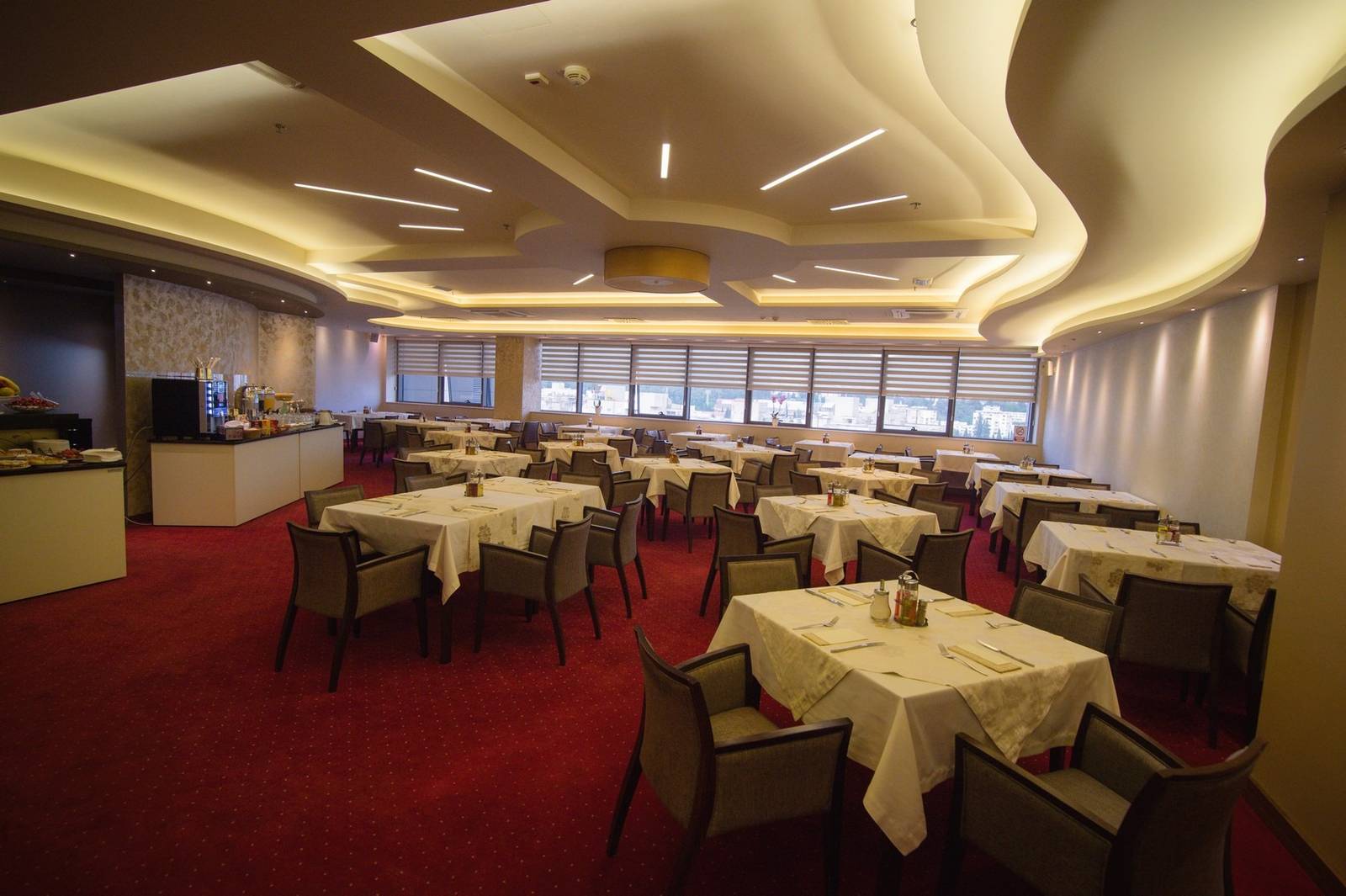 莫斯塔爾 Hotel Mepas 早餐廳的餐桌與窗景