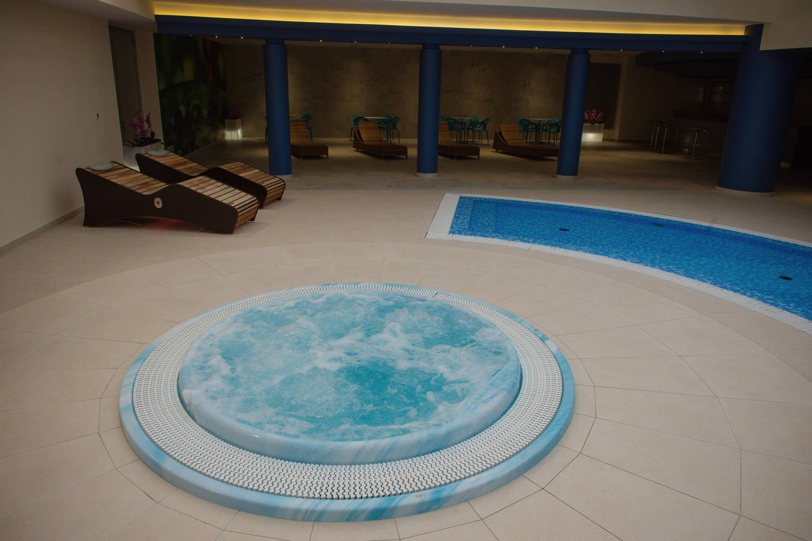 莫斯塔爾 Hotel Mepas Spa 按摩池與泳池池畔