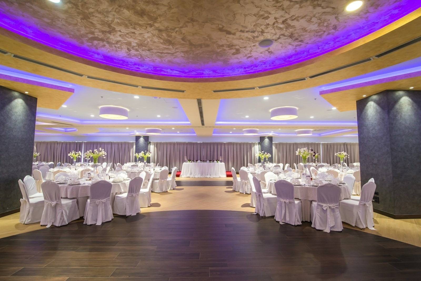 莫斯塔爾 Hotel Mepas Queen 宴會廳圓桌布置