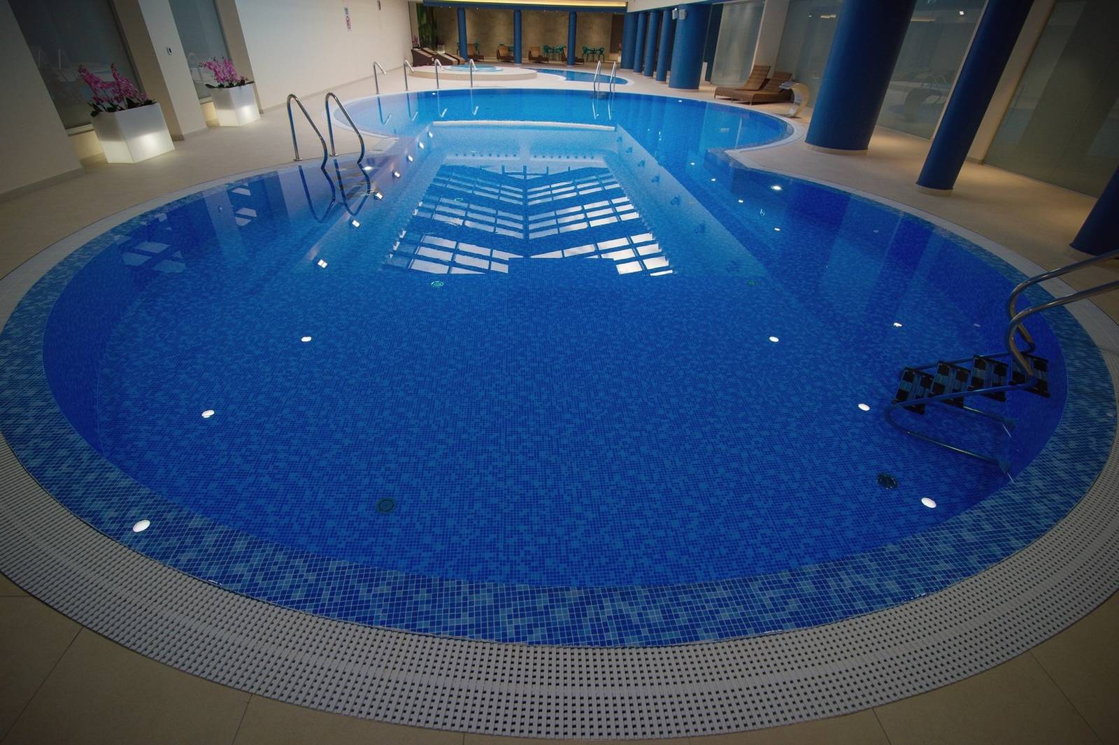 莫斯塔爾 Hotel Mepas 室內泳池水面映著天窗