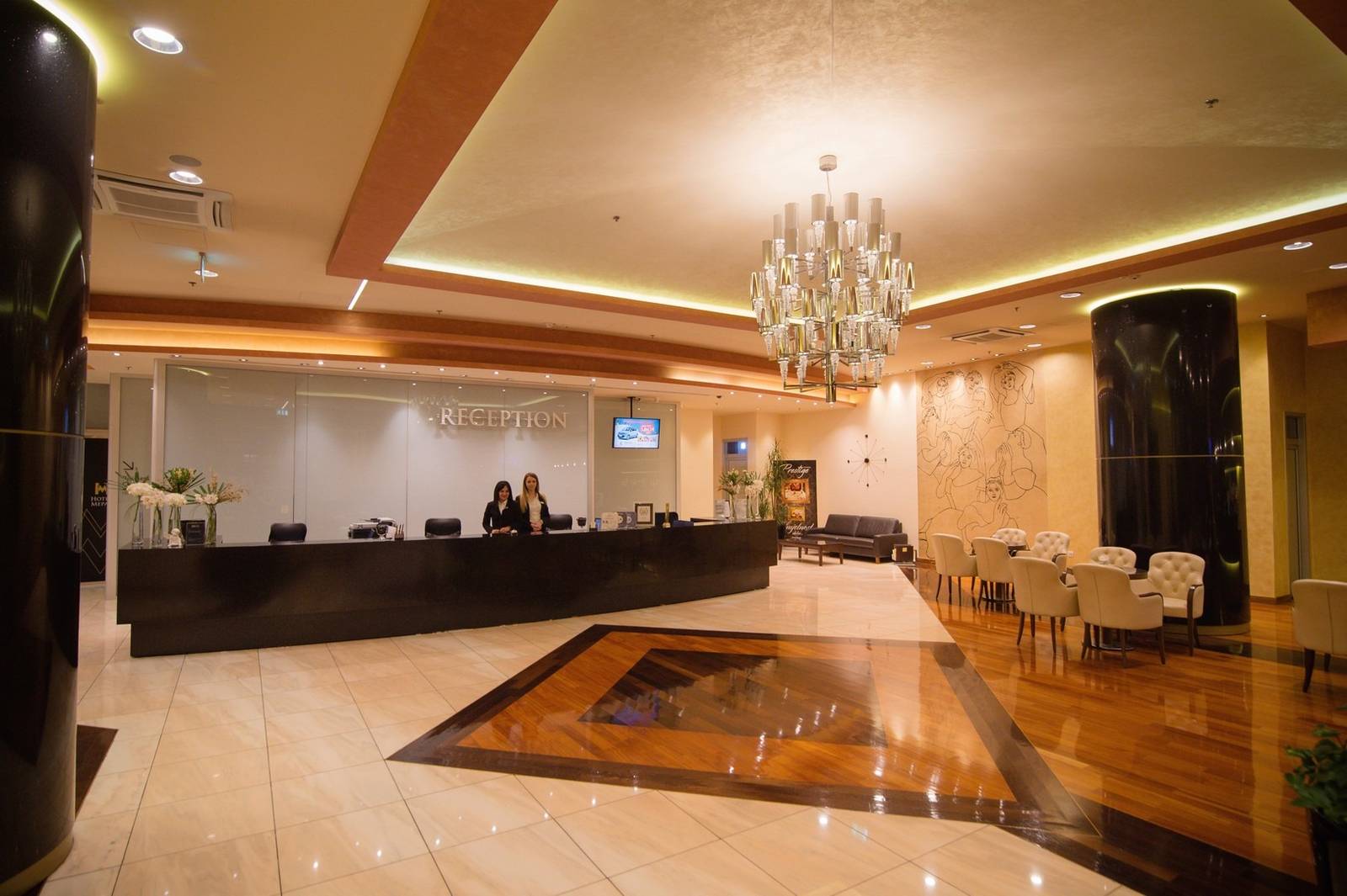 莫斯塔爾 Hotel Mepas 接待大廳的水晶吊燈與櫃台