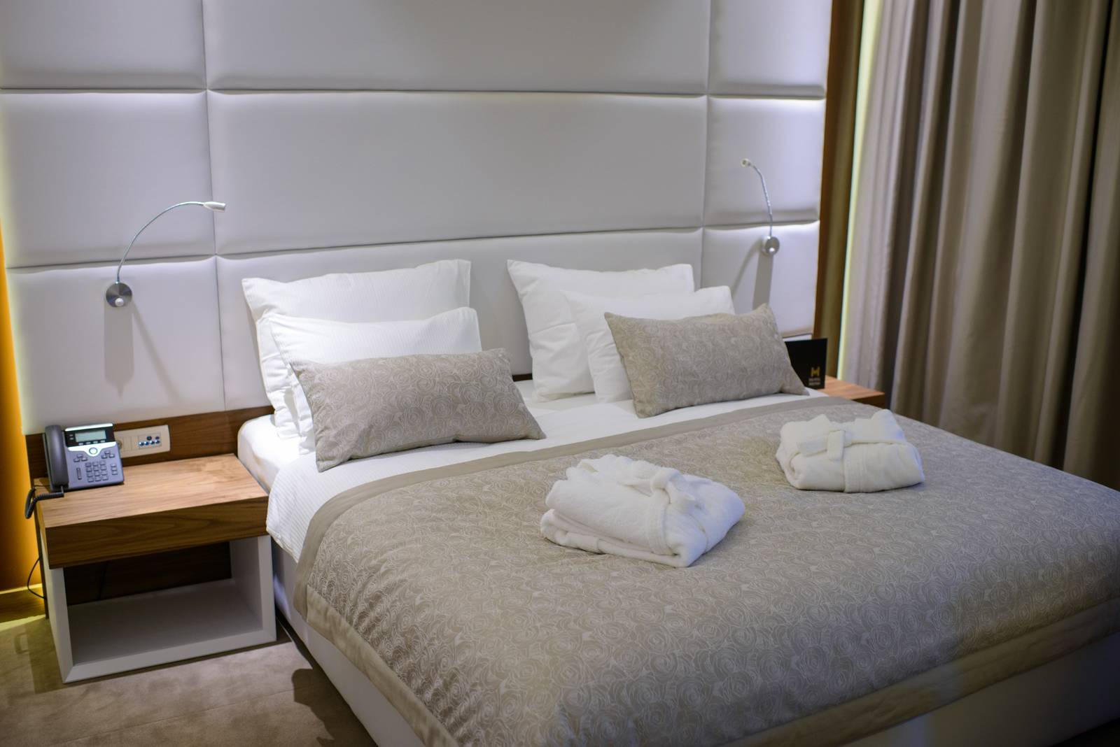莫斯塔爾 Hotel Mepas Classic 雙人房大床與床頭軟包牆