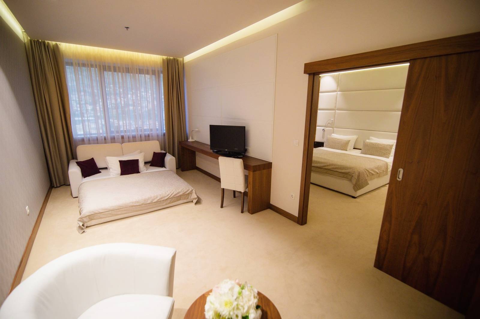莫斯塔爾 Hotel Mepas Superior 套房起居區與臥室