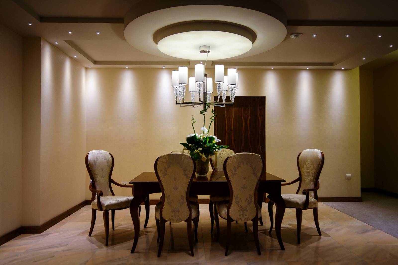 莫斯塔爾 Hotel Mepas 總統套房餐廳區與吊燈