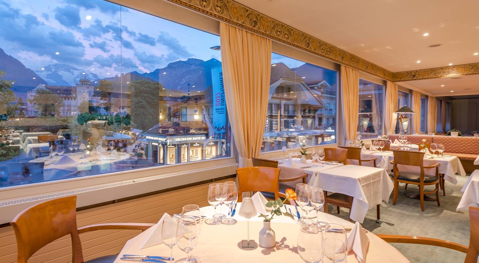 因特拉肯 Hotel Metropole Bellini 餐廳窗邊座位