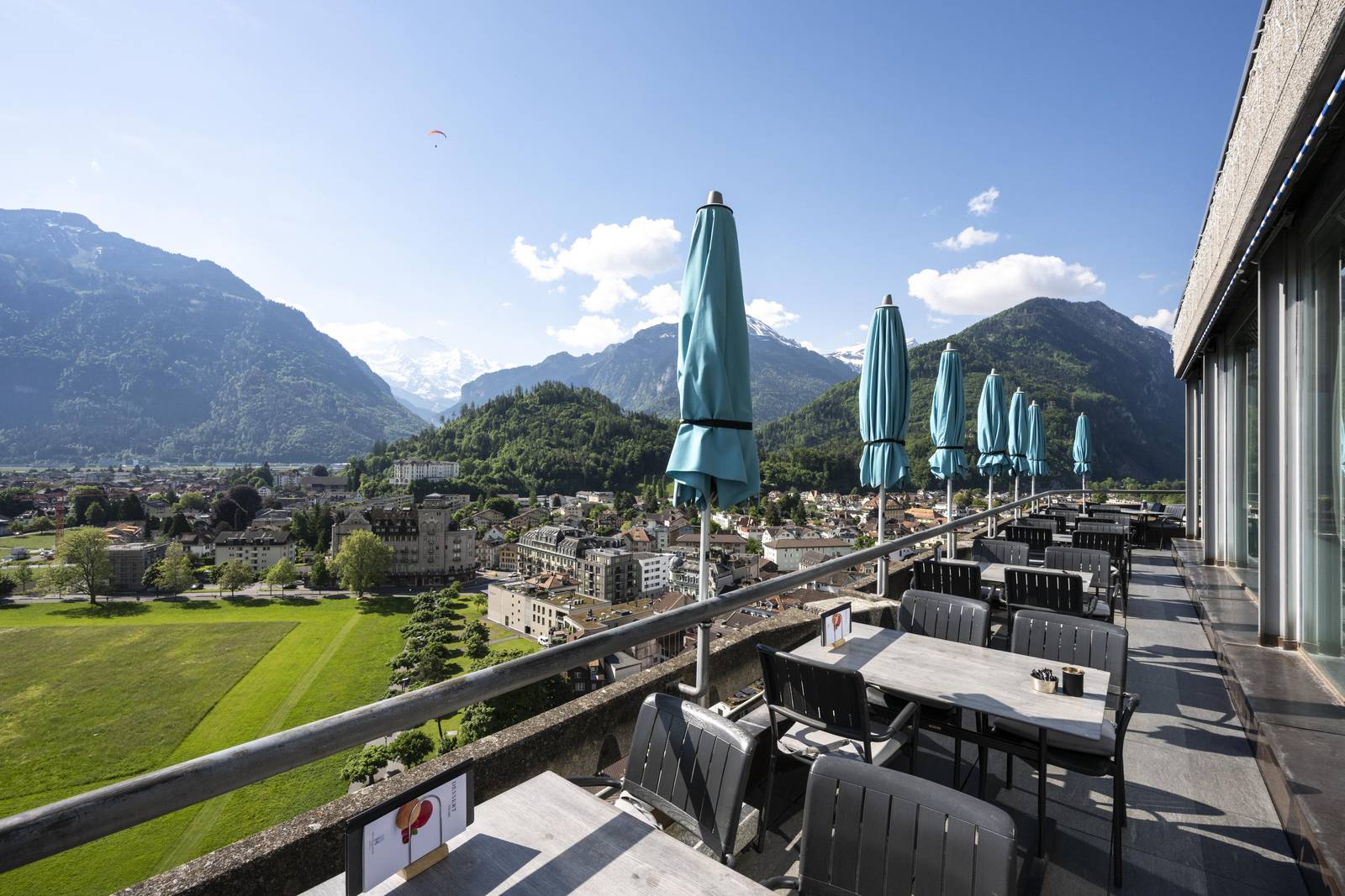 因特拉肯 Hotel Metropole Top o'Met 頂樓露台座位與山景