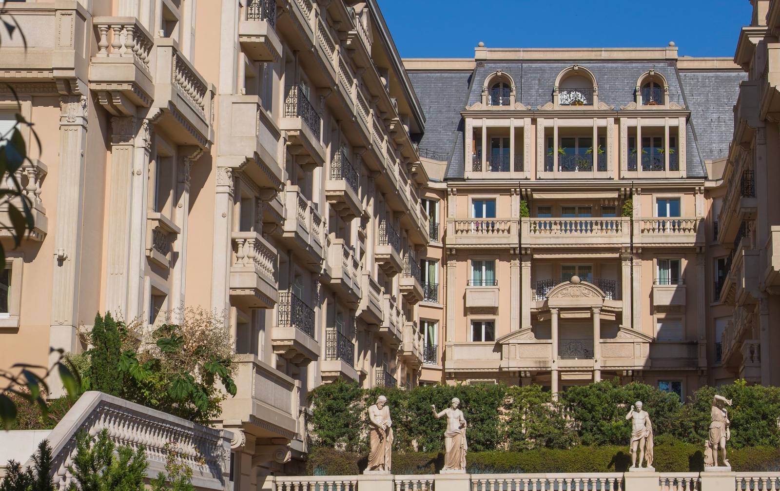 Hotel Metropole Monte-Carlo 白天的 Belle Époque 立面與雕像前庭