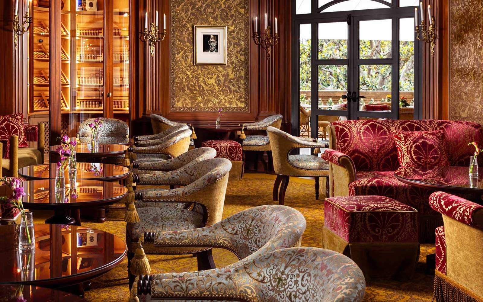 Hotel Metropole Monte-Carlo Lobby Bar 的絲絨座椅與木質牆面
