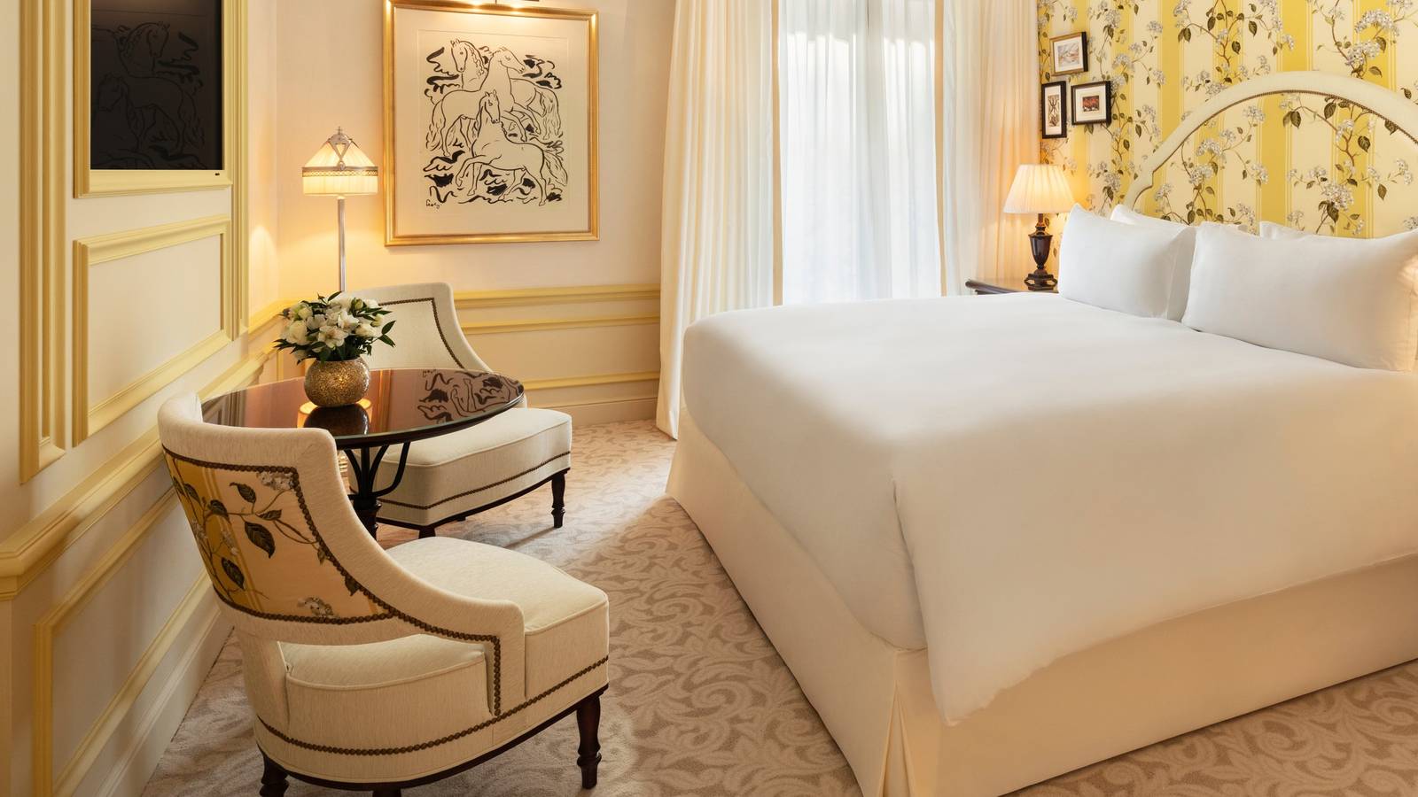 Hotel Metropole Monte-Carlo Prestige 客房的大床與扶手椅