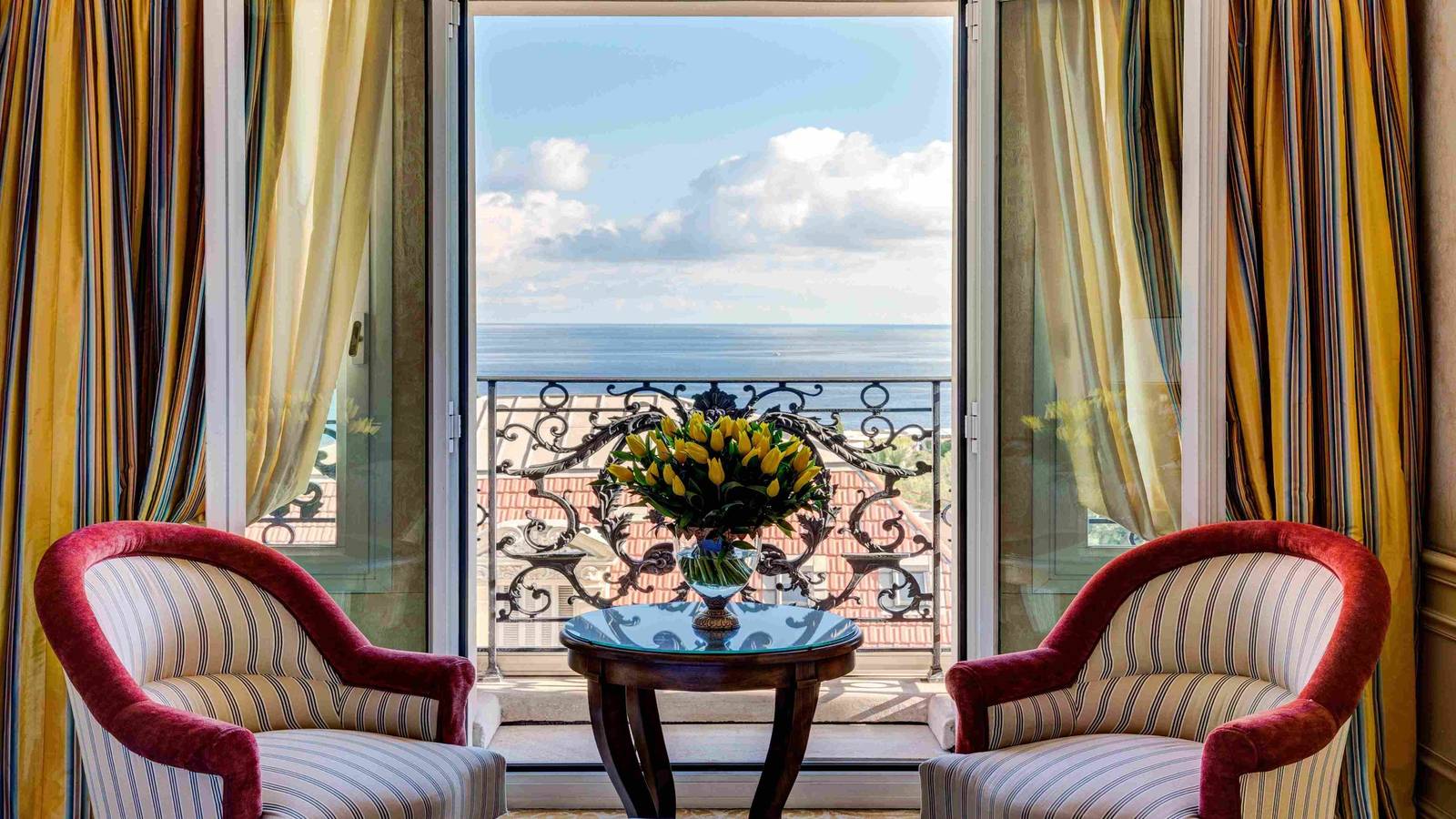 Hotel Metropole Monte-Carlo Deluxe Sea View Suite 窗邊座椅與地中海景