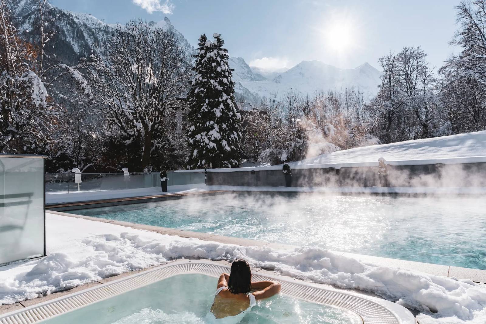 霞慕尼 Hôtel Mont-Blanc 冬季冒著熱氣的戶外泳池與按摩池