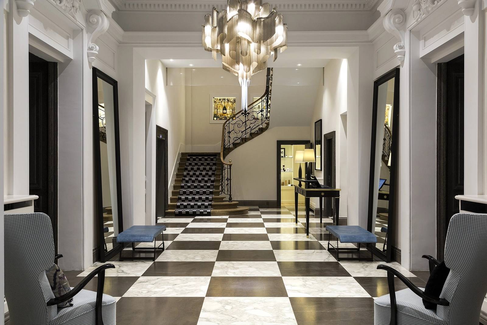 霞慕尼 Hôtel Mont-Blanc 黑白棋盤地磚大廳與旋轉樓梯
