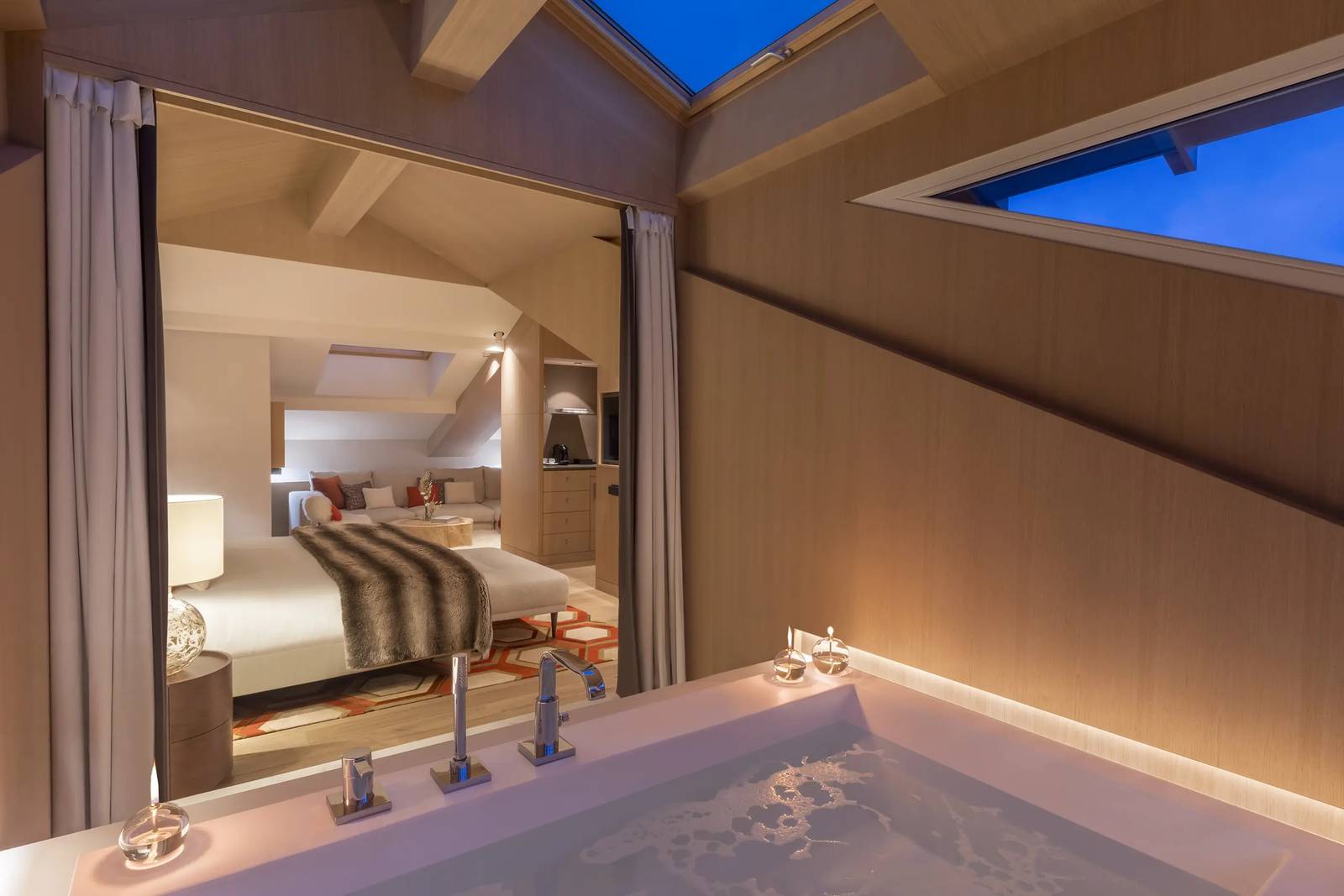 霞慕尼 Hôtel Mont-Blanc Penthouse Suite 天窗下的浴缸與臥室