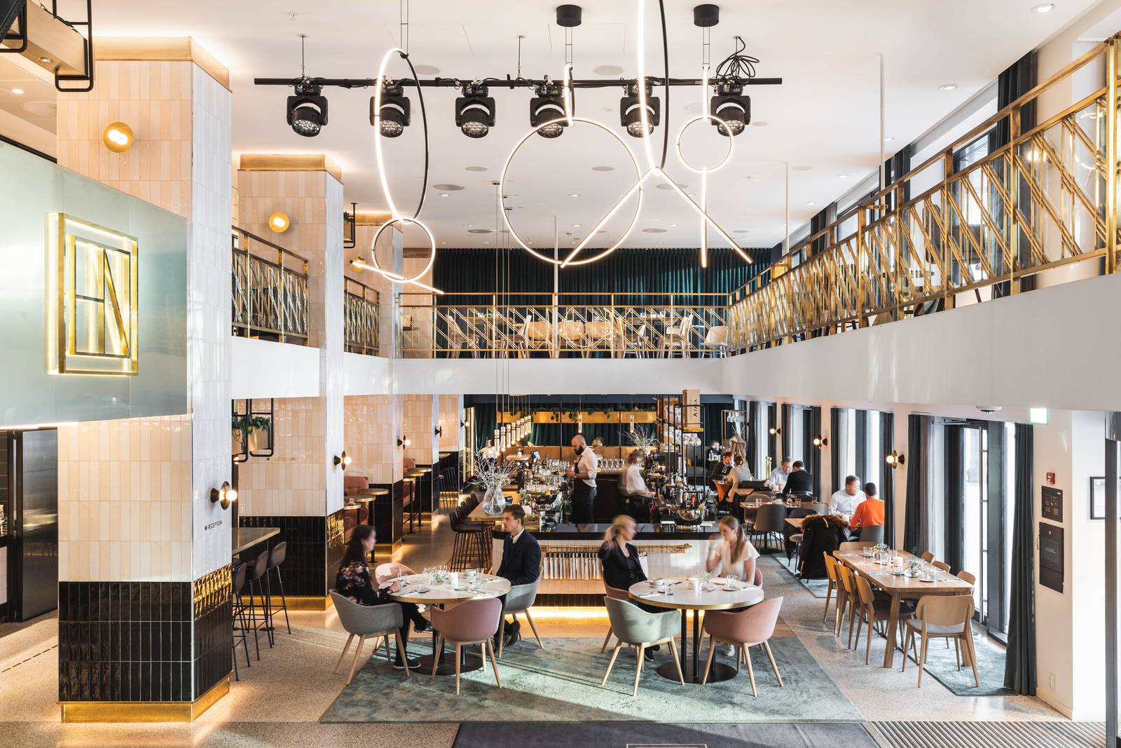 卑爾根 Hotel Norge by Scandic Café Norge 挑高兩層的用餐區與夾層