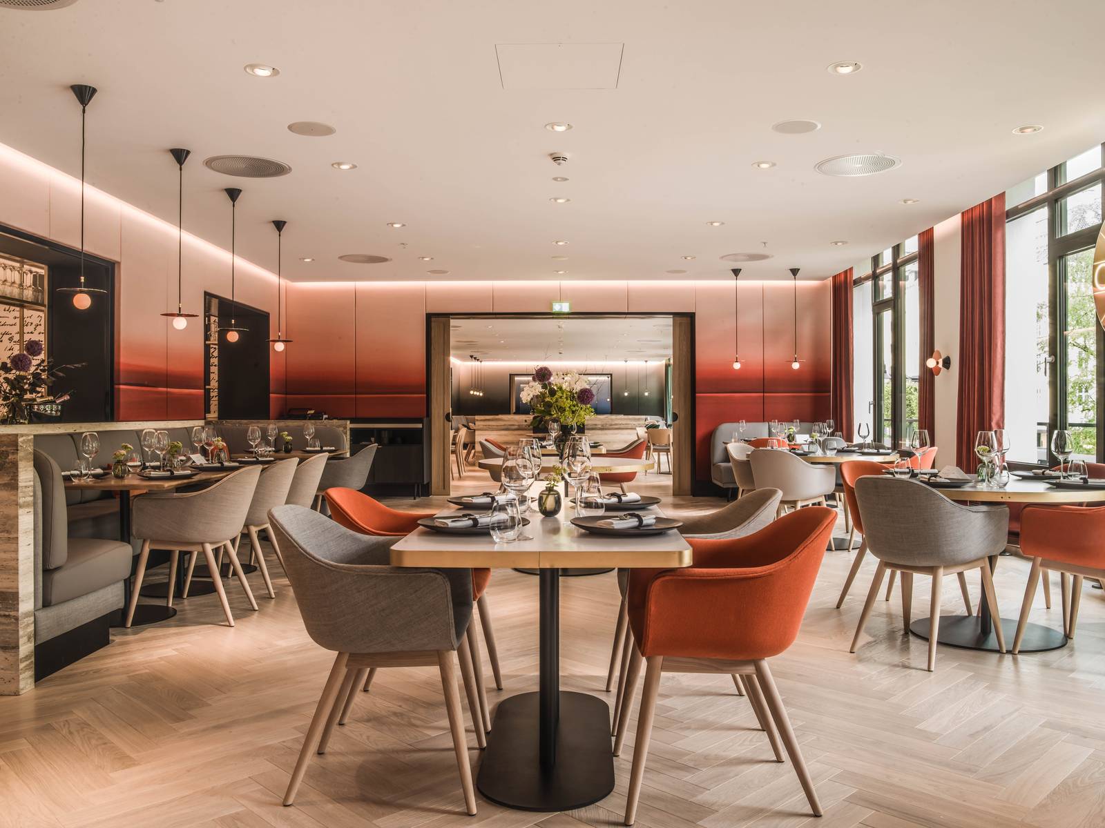 卑爾根 Hotel Norge by Scandic Restaurant Nova 窗邊的餐桌與座椅