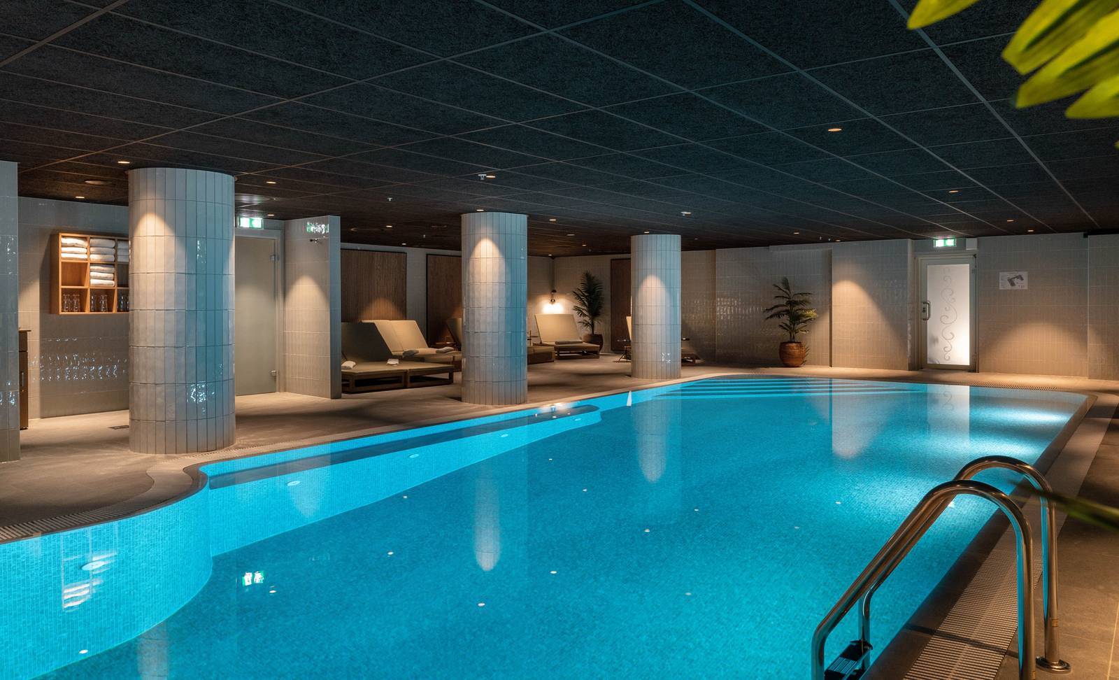 卑爾根 Hotel Norge by Scandic The Pool & Spa 的室內溫水泳池與躺椅