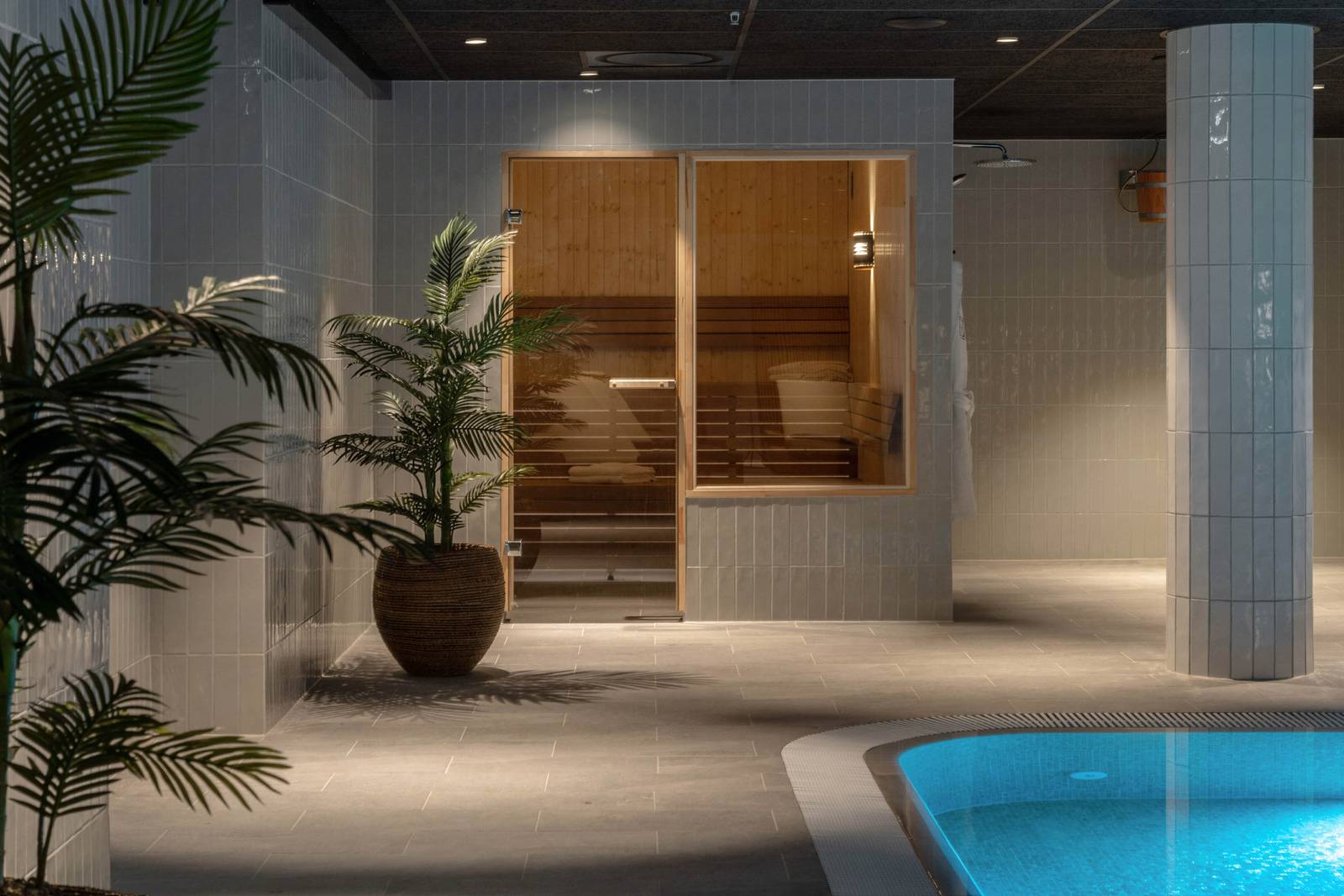 卑爾根 Hotel Norge by Scandic Spa 的三溫暖木門與小型浸泡池