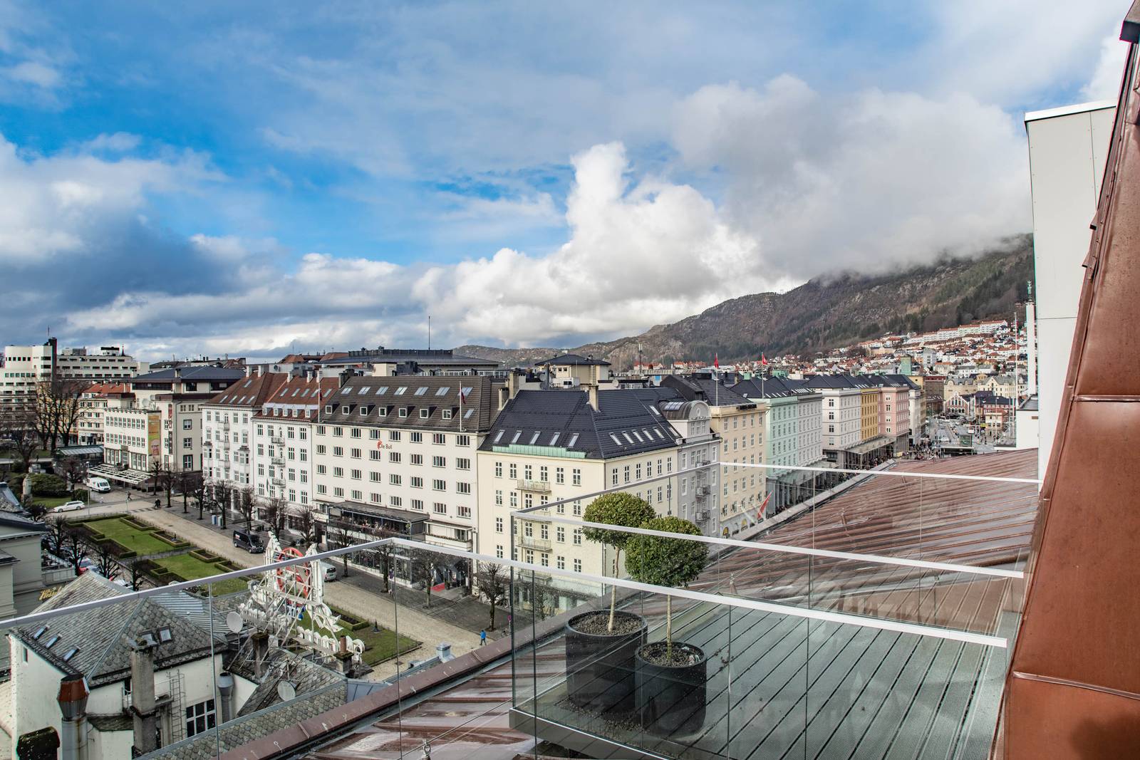 從卑爾根 Hotel Norge by Scandic 陽台望向市中心街景與山景