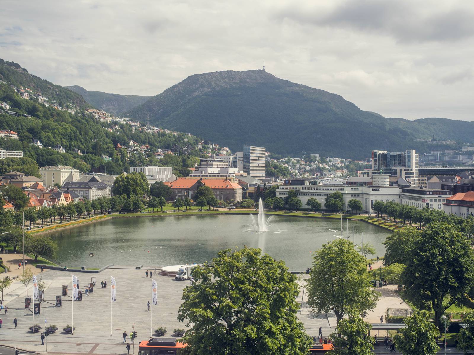 從卑爾根 Hotel Norge by Scandic 套房俯瞰 Lille Lungegårdsvann 湖、噴泉與山景