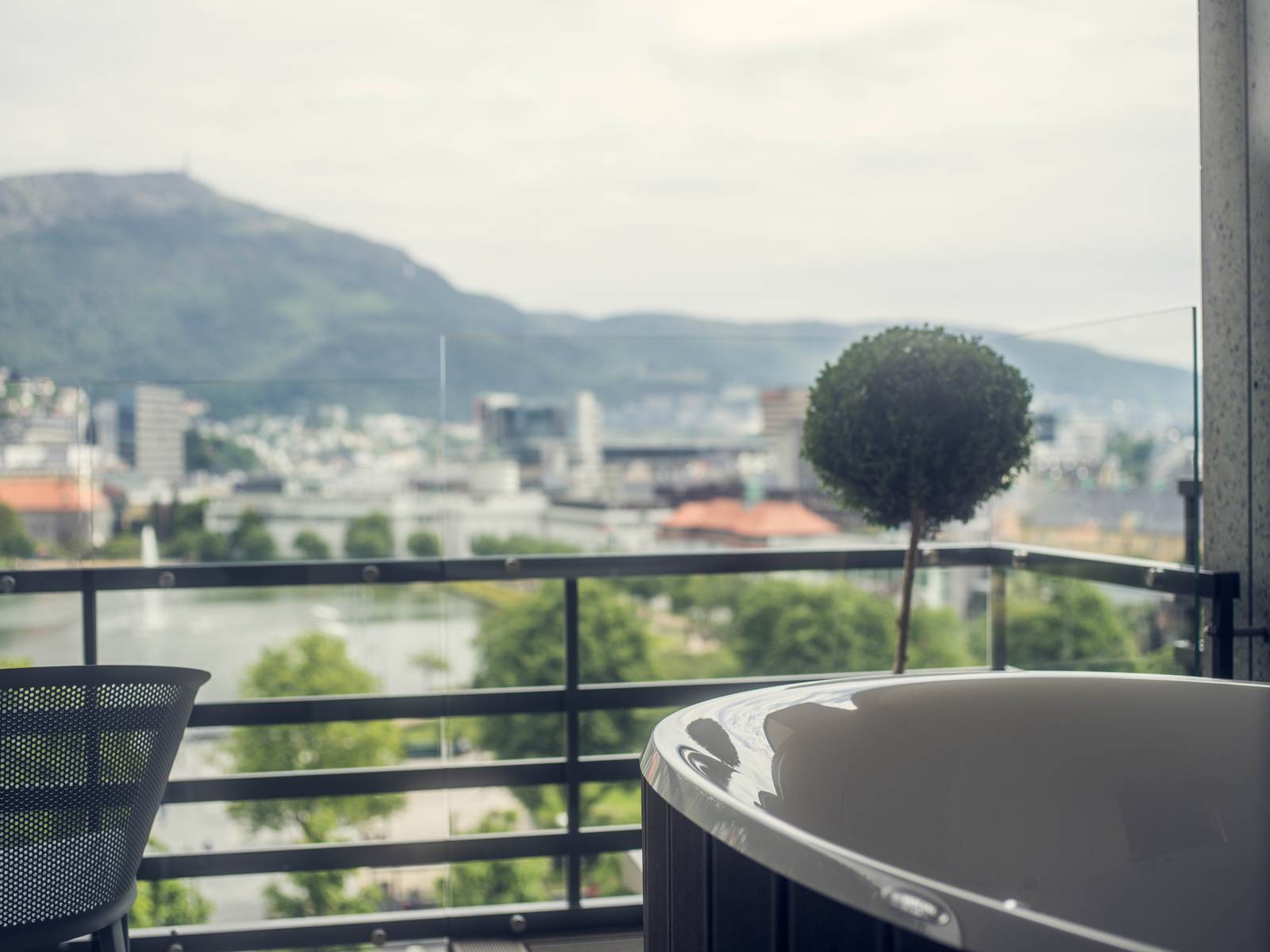 卑爾根 Hotel Norge by Scandic 頂樓套房露台上的浴缸與湖景