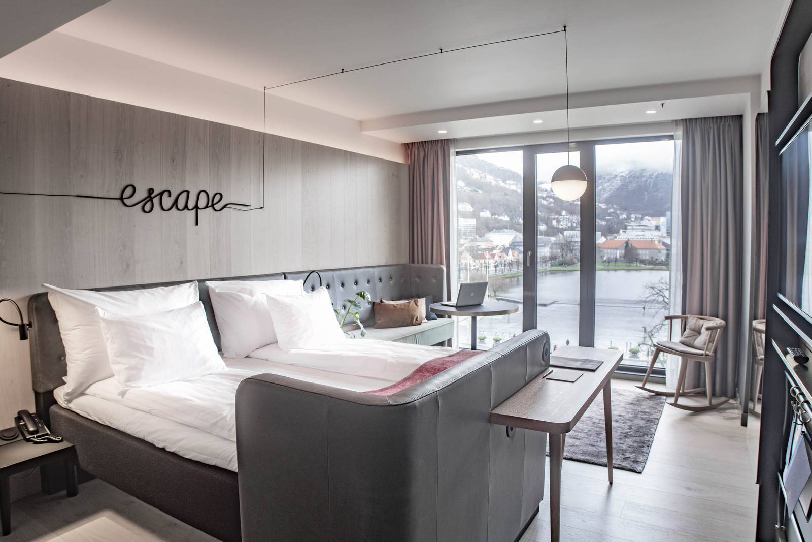 卑爾根 Hotel Norge by Scandic Spacious Double View 客房的大床與落地窗