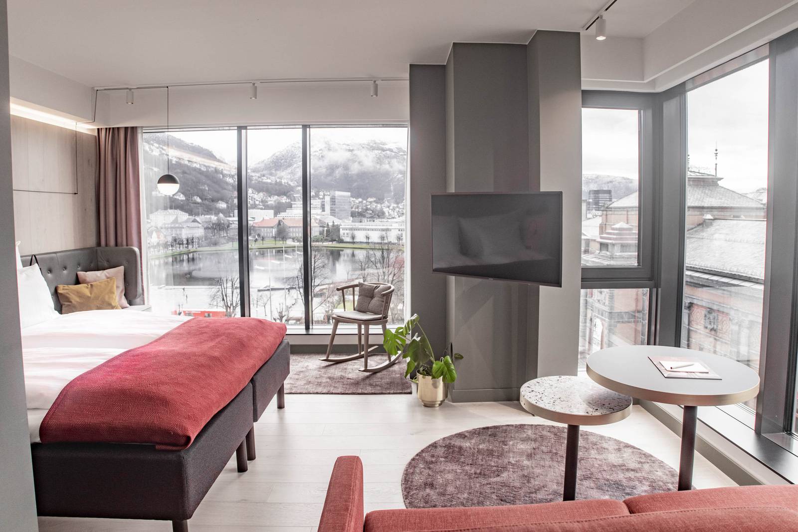 卑爾根 Hotel Norge by Scandic Junior Suite 的轉角落地窗、沙發與大床