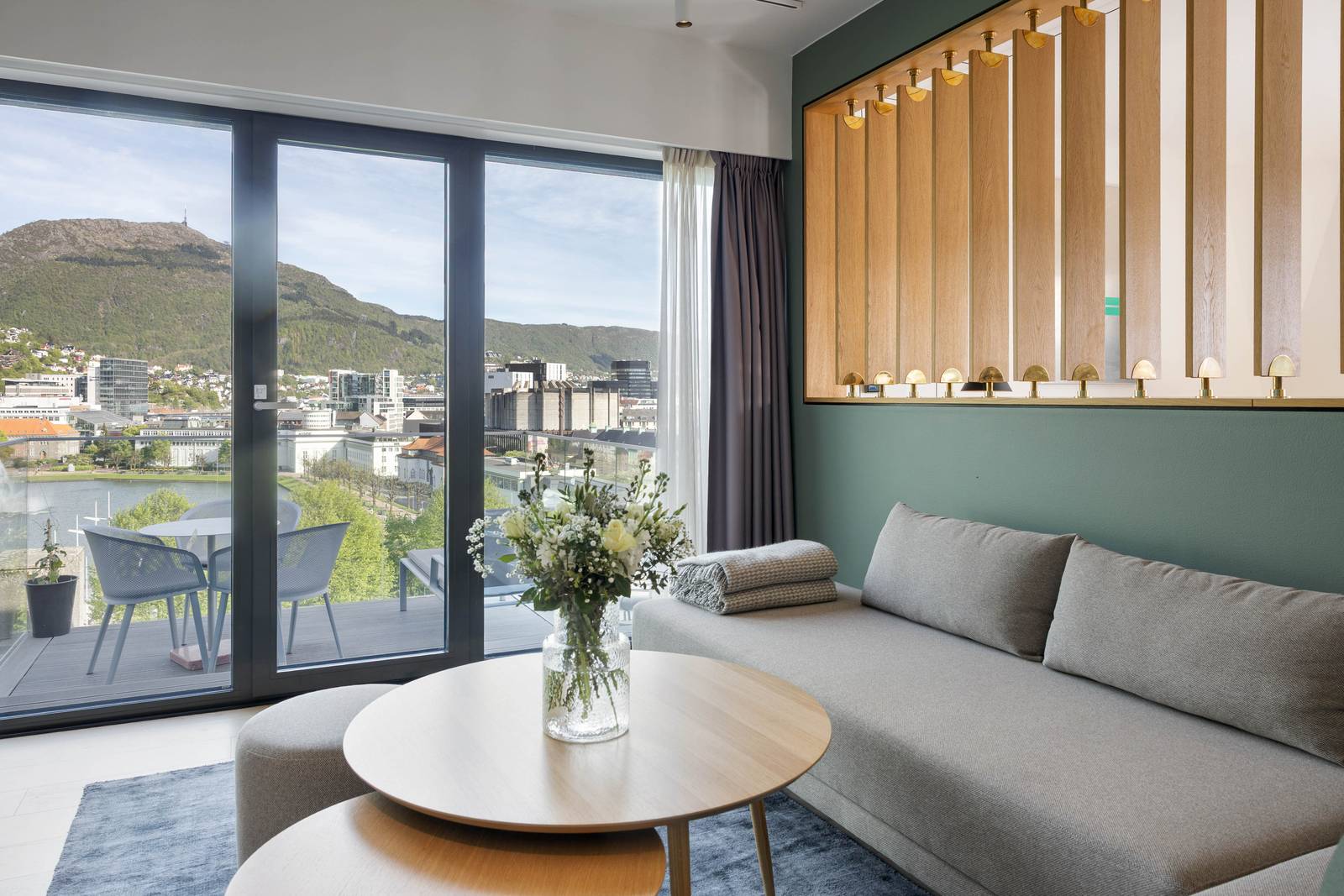 卑爾根 Hotel Norge by Scandic The Dolk Suite 的起居區與窗外城市景觀