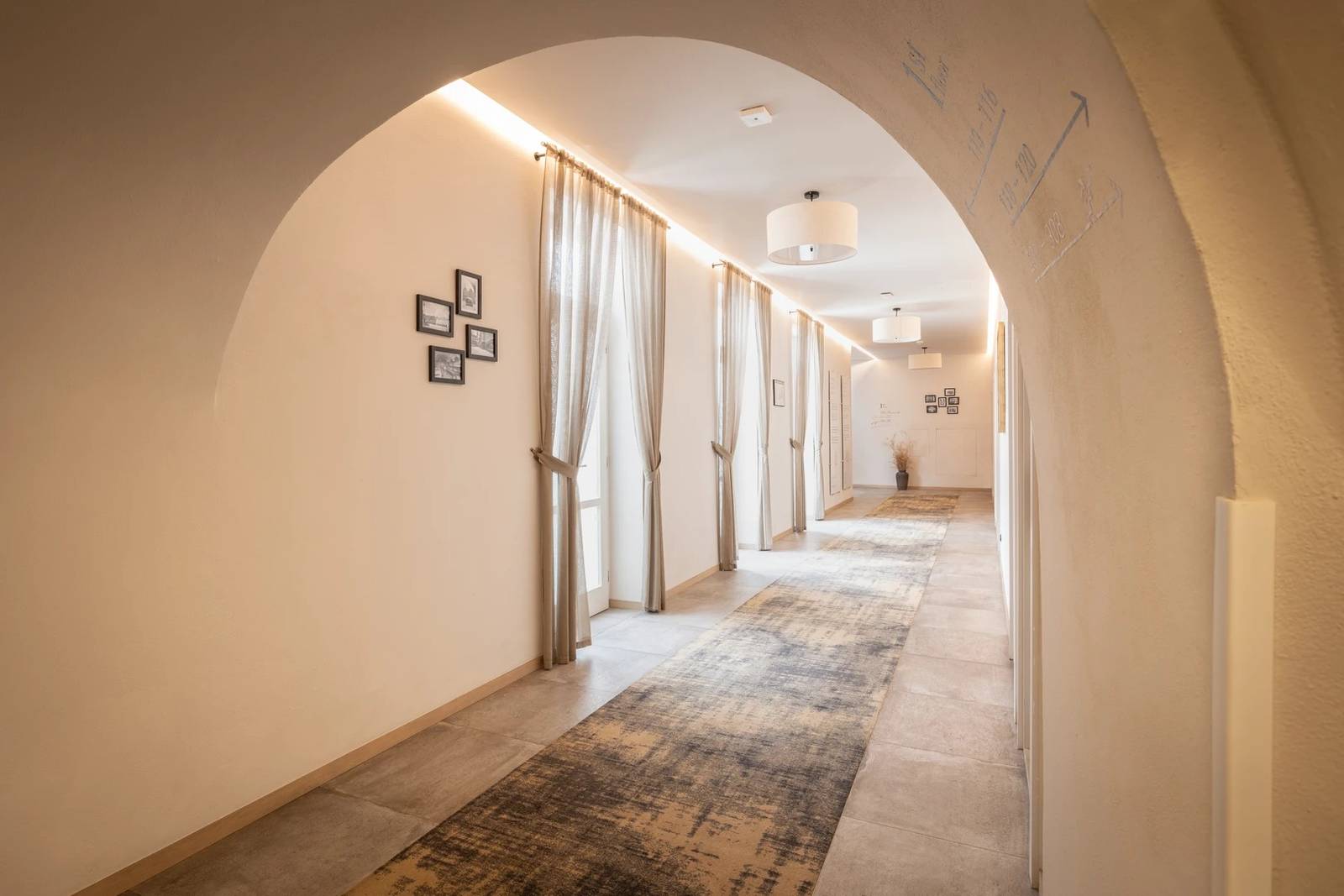 Hotel OLDINN 保留圓拱的客房走廊