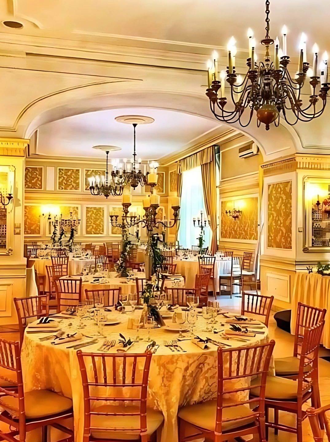 錫納亞 Hotel Palace 餐廳圓桌與水晶吊燈