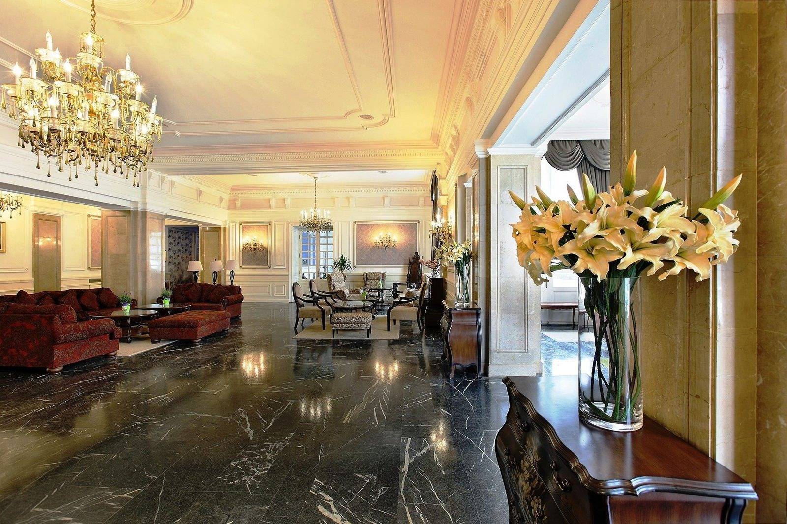 錫納亞 Hotel Palace 餐廳旁的水晶燈廳堂與沙發座位