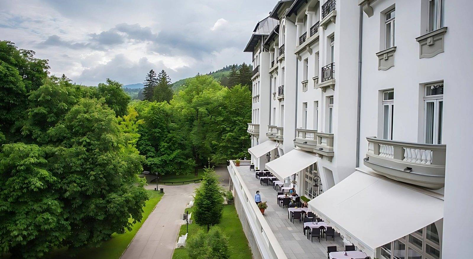 錫納亞 Hotel Palace 面向公園的白色遮陽篷露台