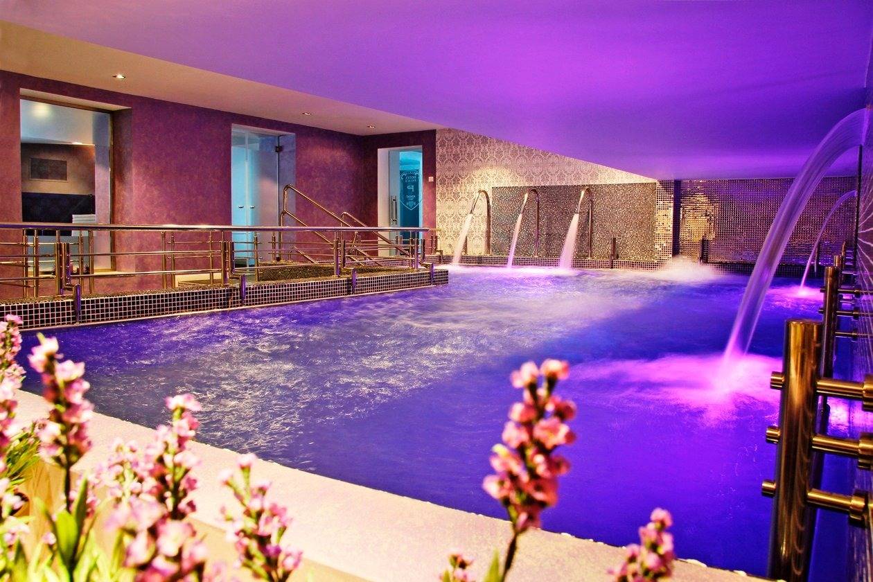 錫納亞 Hotel Palace Spa 室內泳池與水柱