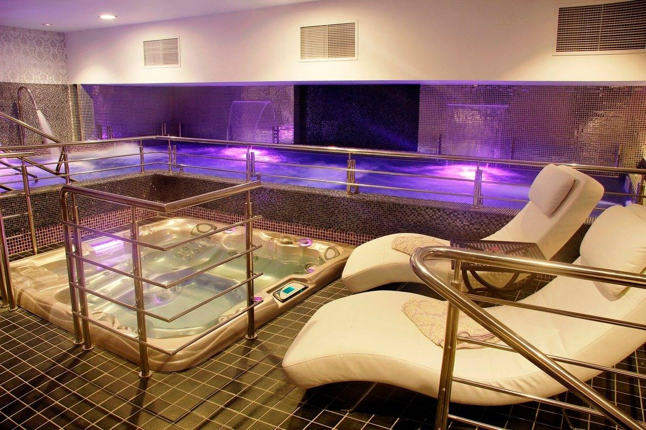 錫納亞 Hotel Palace Spa 按摩池與躺椅