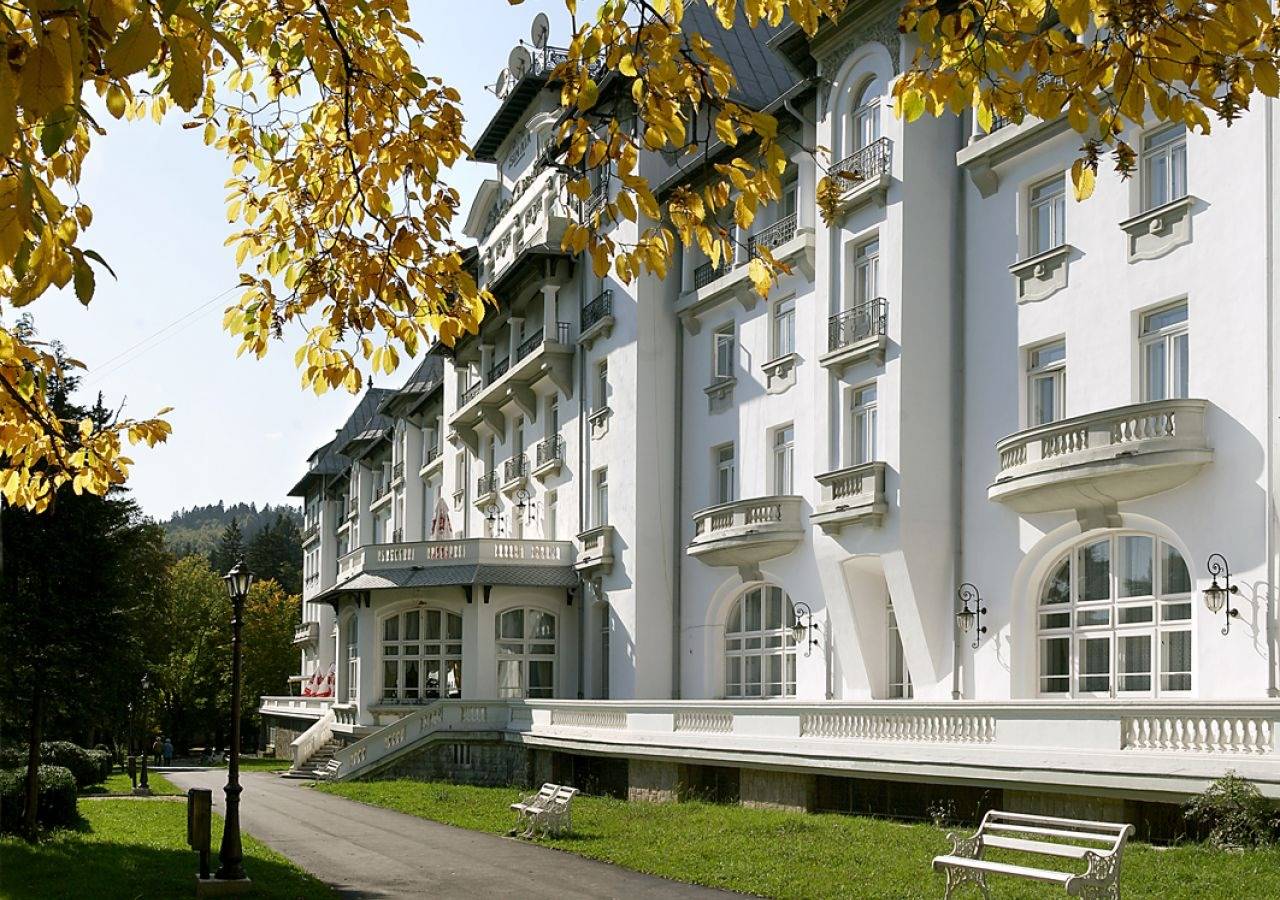 錫納亞 Hotel Palace 秋季黃葉與沿公園步道的立面