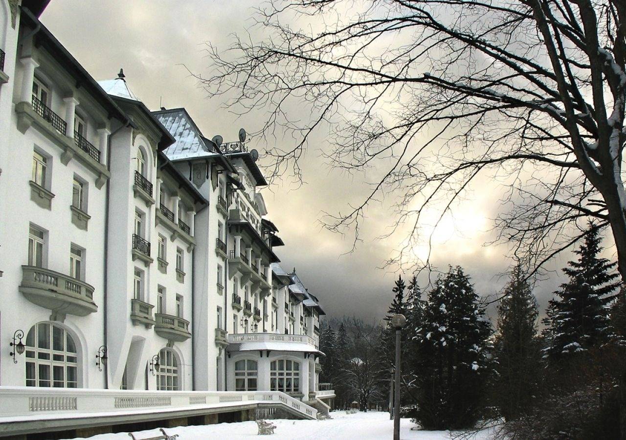 錫納亞 Hotel Palace 冬季雪地與飯店側立面