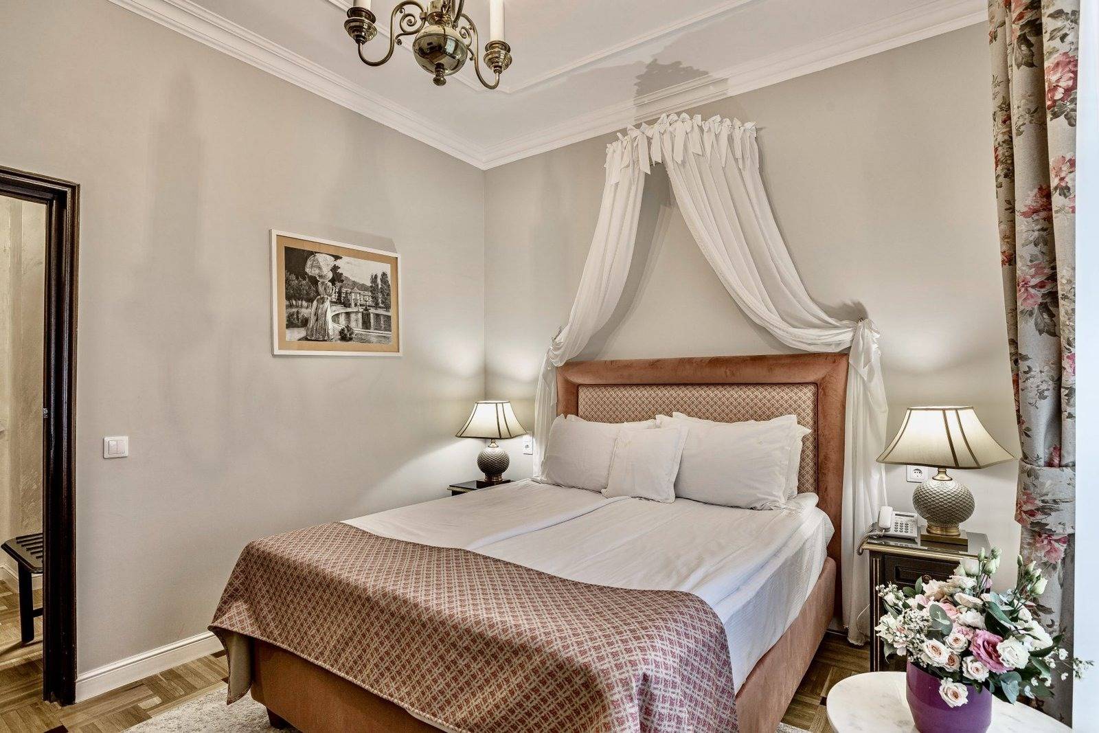 錫納亞 Hotel Palace Matrimonială Superior 客房帷幔大床